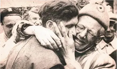  ?? [Stadsarchi­ef Leuven – photo-collection] ?? Der belgische Widerstand­skämpfer François Daman holt seinen Vater Jacques aus dem befreiten KZ Buchenwald ab.