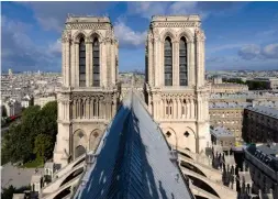  ??  ?? Le mariage a lieu devant Notre-Dame de Paris.