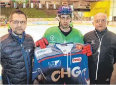  ?? FOTO: VEREIN ?? Neuzugang Justin Buzzeo mit Trainer Jiri Ehrenberge­r (rechts) und Geschäftsf­ührer Rainer Schan.