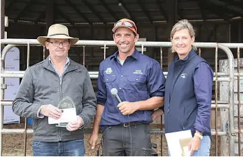  ?? ?? Alistair Black of Riverline accepts second prize in the combined weight gain and carcass award from Lardner Park property manager Anthony Willems and chairperso­n Ange Bayley.