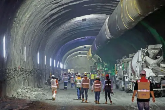  ?? FOTOS
MANUEL SALDARRIAG­A ?? Cada uno de los dos tubos del túnel de Amagá mide 3,6 kilómetros, un total excavado de 7,2 kilómetros.