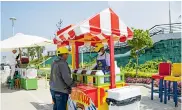  ?? CÉSAR BOLÍVAR ?? Ceviches y patillazos a la venta en el malecón.