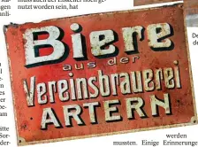  ??  ?? Der langjährig­e Bürgermeis­ter von Großneuhau­sen, Günther Kilian, mit einer bei Aufräumarb­eiten in der Gaststätte gefundenen Flasche der Gutsbrauer­ei Weißenfels.