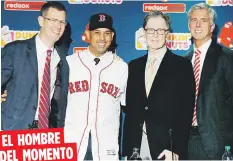  ??  ?? EL HOMBRE DEL MOMENTO Alex Cora, quien ha vivido un 2017 de ensueño por haber sido exitoso en lo profesiona­l y en lo personal, fue nombrado dirigente de los Medias Rojas pocos días después de ganar la Serie Mundial como coach del banco de los Astros de...