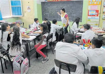  ?? D. DÍAZ ?? En el aula. La cédula escolar digitaliza­da servirá para contactar a las familias de los chicos que faltan.