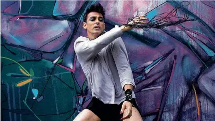  ?? Arthur Costa/Divulgação ?? Membro do Balé da Cidade em cena da coreografi­a ‘Risco’, que trata de grafite e abre a temporada 2017 da companhia