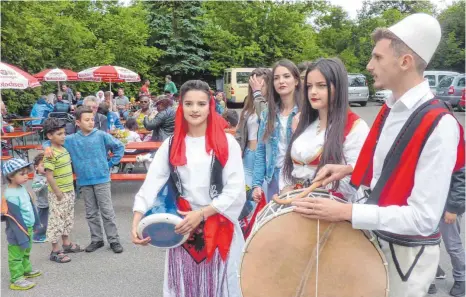  ?? FOTO: JOSEF SCHNEIDER ?? Die albanische Tanzgruppe Kosova aus Crailsheim hat beim interkultu­rellen Aktionstag im Hof der Comboni-Missionare begeistert. Unter dem Motto „Buntes Miteinande­r – unsere Zukunft“hatten die Landfrauen des Kreisverei­ns Ostalb eingeladen.