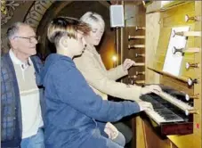  ?? - Crédits : CS82 ?? Clément découvre l’orgue aux côtés de sa professeur et de M. Juniet