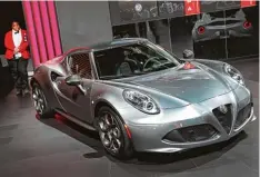  ?? Foto: Scott Olson, afp ?? Dolce Vita auf vier Rädern: Alfa Romeo zeigt in Detroit den neuen 4C, einen spritzigen Sportwagen.