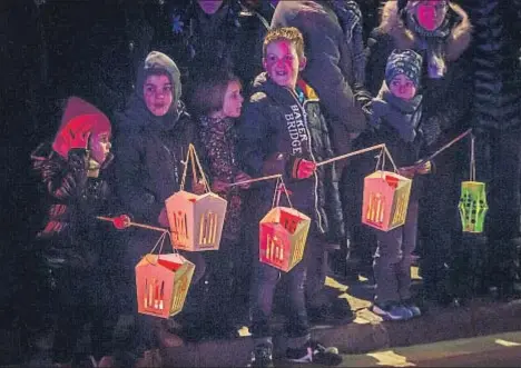  ?? LLIBERT TEIXIDÓ ?? Un grupo de niños con las luces esteladas junto a otro sin estelada en la cabalgata de Vic