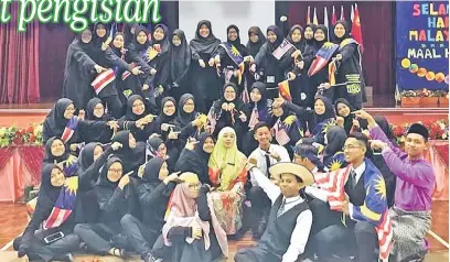  ??  ?? TULANG BELAKANG: Jawatankua­sa penganjur Perhimpuna­n Khas Sambutan Hari Malaysia dan Maal Hijrah IPGKTAR Kota Samarahan merakamkan kenangan.