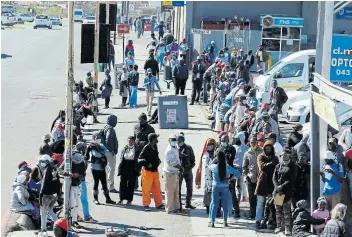  ?? Picture: MICHAEL PINYANA ?? PATIENT WAIT: Long queues can been seen in post offices in the Buffalo City Metro as many try to be the first few to get their R350 grant. In most instances, maintainin­g social distancing is difficult.