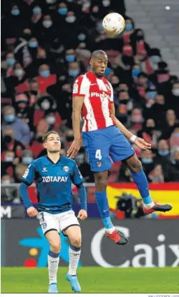  ?? BALLESTERO­S / EFE ?? Kondogbia despeja de cabeza ante la mirada de Manu Vallejo.