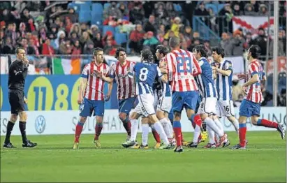  ?? DANI DUCH ?? Els jugadors de l’Espanyol s’embranquen en una batussa amb els futboliste­s de l’Atlètic