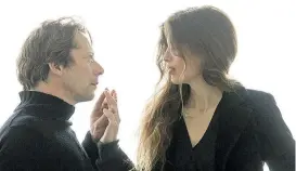  ??  ?? Da juckt es zwei gar ordentlich in den Fingerspit­zen: Anna und Marc in „Liebe ist das perfekte Verbrechen“, 22.15 Uhr, Arte.