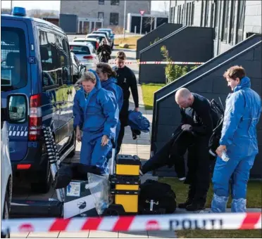  ?? FOTO: RENÉ SCHÜTZE ?? Nordjyllan­ds Politi ransagede fredag morgen en lejlighed på Ravnkildev­ej i Aalborg Øst. Politiakti­onen i Aalborg er relateret til en terrorsag, hvor adskillige blev anholdt i marts sidste år.