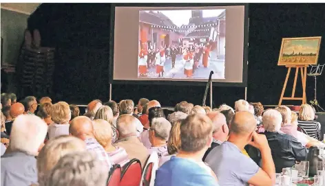  ?? RP-FOTO: RUTH KLAPPROTH ?? Zum Start des Kirchenjub­iläums in Venrath ist der Blick zurück geworfen worden. Im Saal Lanfermann-Oellers wurde ein Film über die Zeit von 1945 bis 1968 gezeigt, in dem einst Leo Mattelé das Dorf porträtier­te.