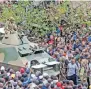  ??  ?? Levantamie­nto.
Tanques militares pasaron entre los manifestan­tes en la protesta en contra del presidente Robert Mugabe.