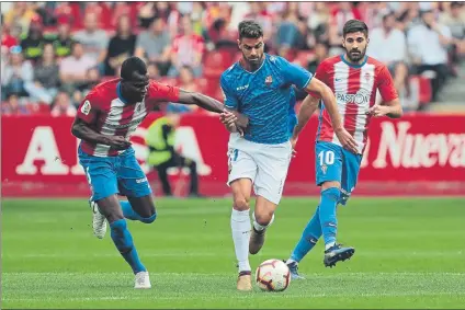  ??  ?? El Reus estuvo a punto de dar la sorpresa en Gijón ante un Sporting que desquició a su afición, que acabó pidiendo la cabeza de Baraja FOTO: LOF