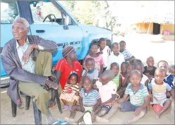  ??  ?? Sekuru Tauzeni Mujaji photograph­ed with some of his children and wives at his homestead in Chipinge recently
