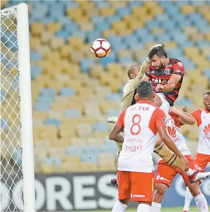  ?? GILVAN DE SOUZA / FLAMENGO ?? O atacante Henrique Dourado, o Ceifador, faz o único gol do Flamengo após falha do goleiro Zapata