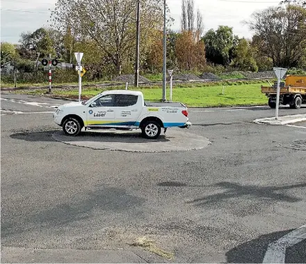  ?? WARWICK SMITH/FAIRFAX NZ ?? Most of the vehicles Stuff saw in a half-hour window on Tuesday went straight over top of this Manawatu roundabout.