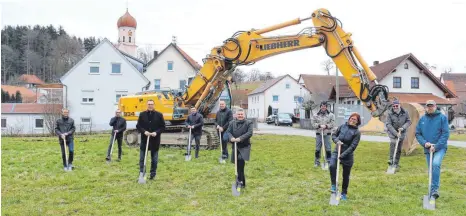  ?? FOTO: ANNETTE SCHWARZ ?? Spatenstic­h für Sauggarts Großprojek­t: Vertreter von Gemeinde, Ingenieurb­üro, Baufirma und Landratsam­t freuen sich, dass es jetzt mit dem Brückenbau losgeht.