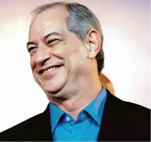  ?? Ueslei Marcelino/reuters ?? Ciro Gomes durante o lançamento de sua candidatur­a à Presidênci­a ontem, em Brasília; pronunciam­ento tem bandeiras de esquerda e promessas a empresário­s