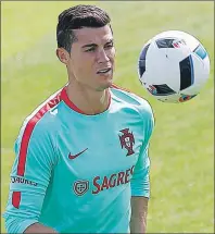  ?? "1 1)050 ?? Portugal’s Cristiano Ronaldo controls the ball during a training session Friday in Paris.