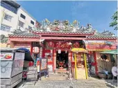  ??  ?? In the area between Wat Anong to the west and Wat Thong Nopphakhun to the east, there are Chinese shrines of various sizes, some so small and hidden you might walk pass without even noticing. This Sam Nai Keng Shrine is located right on Tha Din Daeng Road. It dates back to 1847.