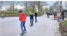  ?? RP-FOTOS (2): ARC ?? Der Wendehamme­r der Gutenbergs­traße wird von Kindern gerne als Spielfläch­e genutzt. Hier wird viel geskatet und auch mal Ball gespielt.