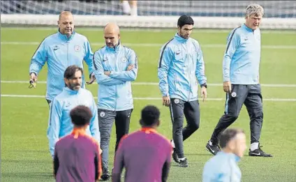  ?? FOTO: AP ?? Guardiola, junto a Mikel Arteta y el resto de su cuerpo técnico en la previa del choque ante el Lyon