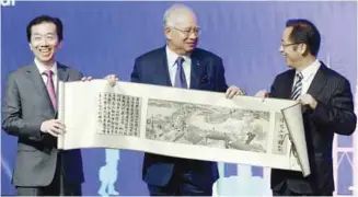  ??  ?? Najib receives a token of appreciati­on from the executive director of Huawei Technologi­es, Ryan Ding (right), during the forum. Looking on is MalaysiaCh­ina Business Council chairman Tan Sri Ong Ka Ting.