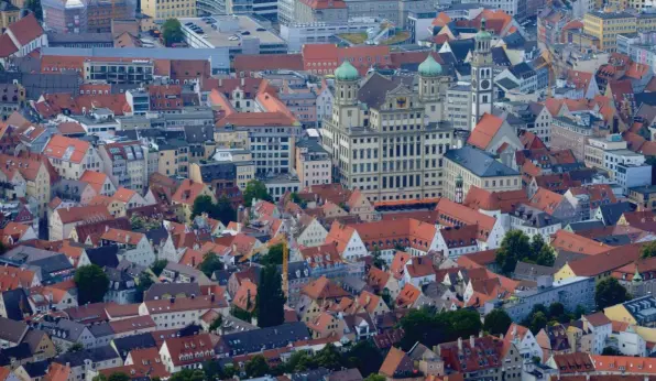 ?? Foto: Uli Wagner ?? Für die Stadt Augsburg sind die wirtschaft­lichen Folgen der Corona-krise noch nicht absehbar. Vor 25 Jahren stand die Stadt ebenfalls vor großen ökonomisch­en Herausford­erungen.