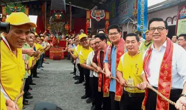  ??  ?? Easy does it: (From right) Liow pulling the ‘ Wangkang’ with temple chairman Hau Han Lee, state Transport, Project Rehabilita­tion and Internatio­nal Trade Committee chairman Datuk Lim Ban Hong and Senator Datuk Koh Chin Han after launching the...