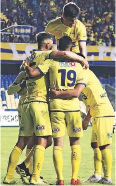  ??  ?? ► Los jugadores de Universida­d de Concepción celebran el primer gol, de Jonathan Benítez.