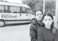  ?? Robson Ventura/Folhapress ?? A vendedora Renata Aparecida Soares, 26 anos, com a filha Camilly, 11 anos, que está sem a van