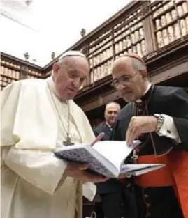  ?? ?? Cardeal Dom José Tolentino de Mendonça ao lado do Papa Francisco