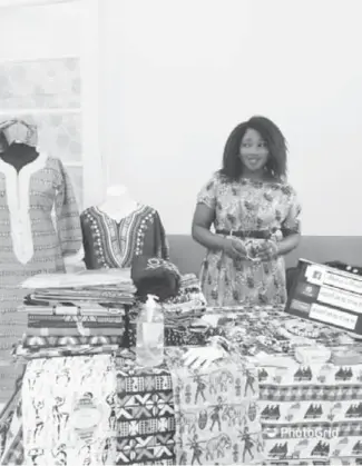  ??  ?? L’étudiante malienne, passionnée de mode, s’est lancée dans la confection des vêtements de style africain