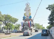  ??  ?? Monumento a la Madre frente al Instituto Salesiano San José.