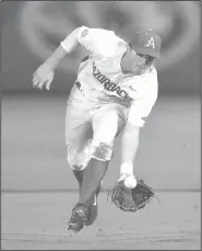  ?? NWA Democrat-Gazette/BEN GOFF • @NWABENGOFF ?? Arkansas second baseman Carson Shaddy fields a ground ball for the final out of Friday’s contest against Mississipp­i State at Hoover Metropolit­an Stadium in Hoover, Ala.