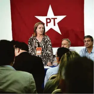  ?? Zanone Fraissat/folhapress ?? A senadora Gleisi Hoffmann, presidente do PT, durante reunião do partido, ontem à tarde, em Curitiba; parlamenta­r irá fazer o papel de porta-voz de Lula