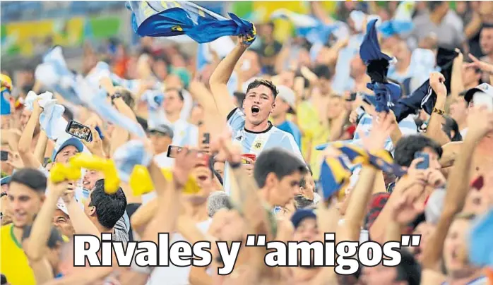  ?? (AP) ?? Fiesta argentina. Ayer hubo 42 mil personas en el mítico Maracaná, donde la felicidad se tiñó de celeste y blanco. En las tribunas también se pudieron ver camisetas de Brasil.