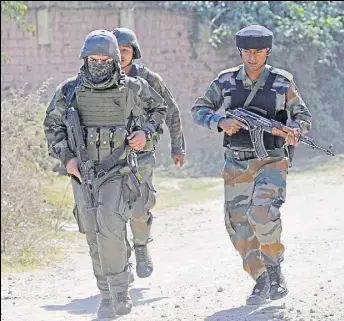  ?? HT PHOTO ?? Army soldiers arrive at the site of gunfight near the Srinagar airport on Tuesday