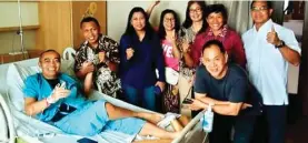  ?? PURNOMO FOR JAWA POS ?? TETAP SEMANGAT: Purnomo dijenguk para mantan atlet di Siloam Hospitals Semanggi, Jakarta (25/4).