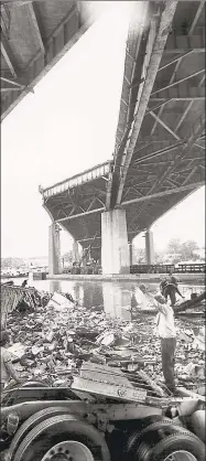  ?? File photo ?? Tow operators attempt to clear wreckage under Interstate­95 after the Mianus River Bridge collapse in Greenwich in 1983.