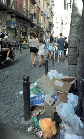  ??  ?? Decumani Un gruppetto di turisti con accanto un cumulo di immondizia