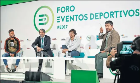  ??  ?? UN RETO. Chema Martínez (capitán del equipo), Guillermo Jiménez (MAPOMA), Jorge Benito (corredor) y Juan Gutiérrez (subdirecto­r de AS).