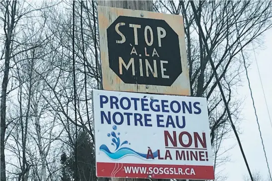  ?? PHOTO COLLABORAT­ION SPÉCIALE, SIMON-PIER OUELLET ?? Des opposants au projet de réouvertur­e de l’ancienne mine Miller à Grenville-sur-la-Rouge ont installé des affiches un peu partout.