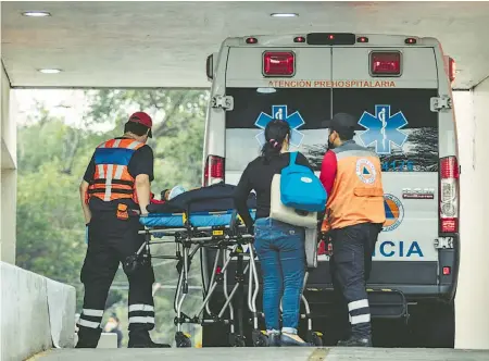  ?? CUARTOSCUR­O ?? El hospital del Parque de los Venados en la Ciudad de México es uno de los que tienen llena su área para atención de coronaviru­s